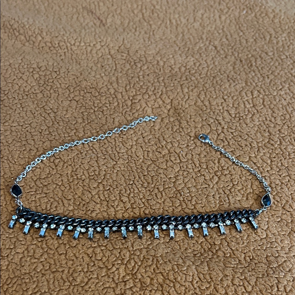 Elegant Silver and Black Chain Choker - Picture 3 of 12